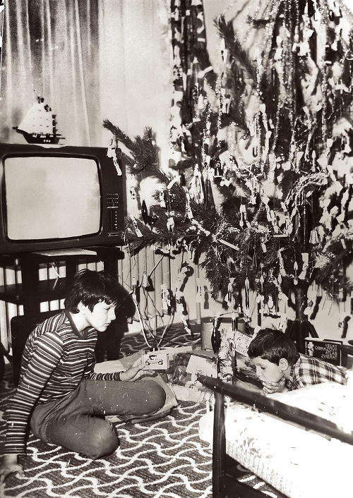 1975 - Miroslavovi synovia Vlasto (14) a Braňo (9) sa tešia z hračiek.