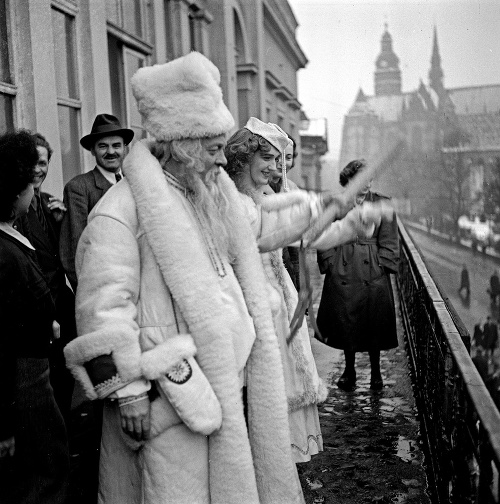 Dedo Mráz pricestoval moskovským rýchlikom. Čakali naňho stovky detí.