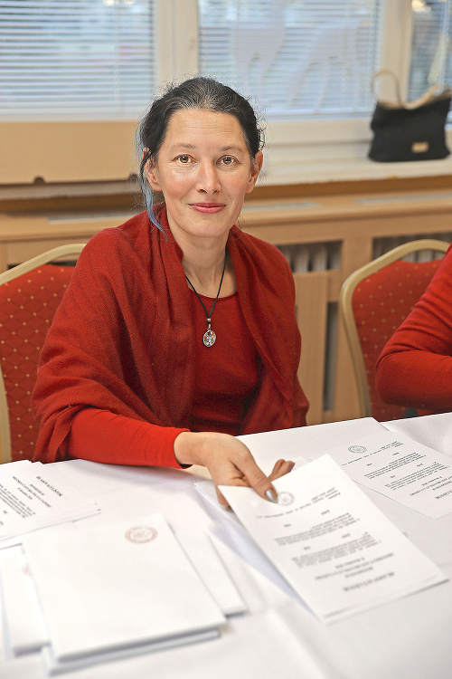 Eva (42), členka komisie