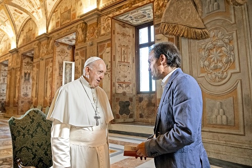 Marco Pozza pri osobných rozhovoroch s hlavou kresťanskej cirkvi pápežom Františkom.