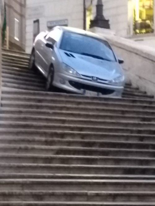 Mladík to zaparkoval na Španielskych schodoch. 