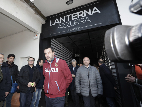 Na miesto nešťastia prišiel aj minister vnútra Matteo Salvini.