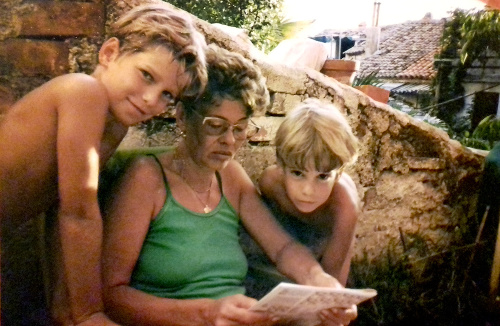 S babkou: Malý Mišo (vľavo) a brat Tomáš