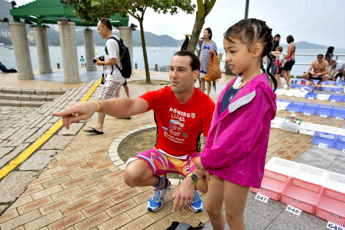 Hongkong: Michal so svojou klientkou Li Shan pred štartom jej prvého akvatlonu.