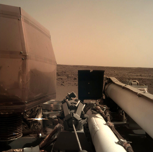 Sonda InSight poslala prvé zábery z povrchu Marsu.