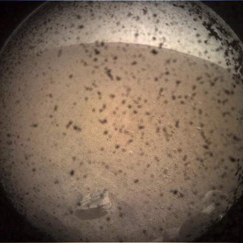 Sonda InSight poslala prvé zábery z povrchu Marsu.