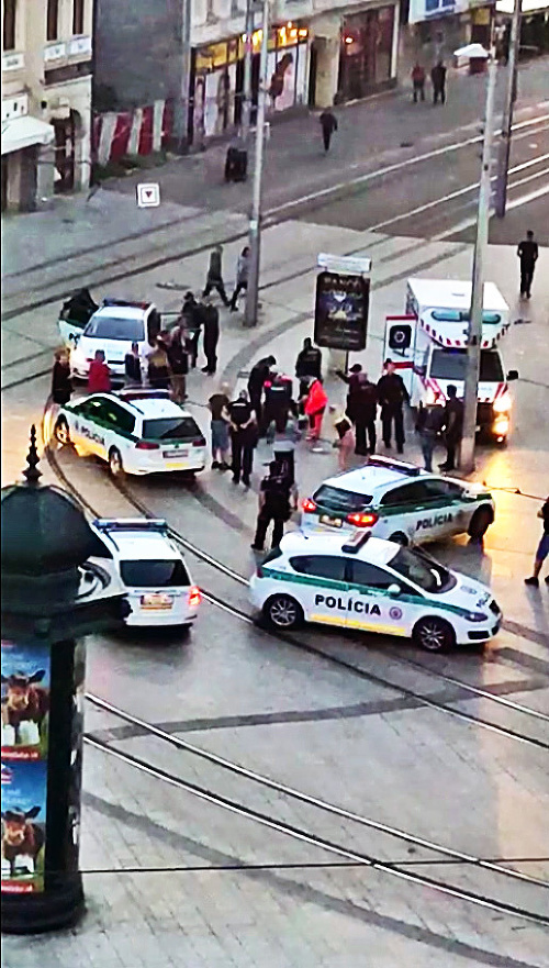 Bratislava, 26. 5. 2018, 5.07 hod. - Napadnutého muža na mieste ratovali policajti a záchranka.