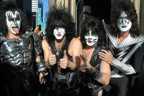 Americká skupina Kiss. Zľava Gene Simmons, Paul Stanley, Eric Singer, Tommy Thayer