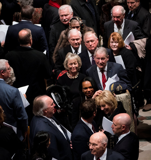 Lech Walesa (vzadu) na pohrebe Georgea Busha st. vo Washingtone.