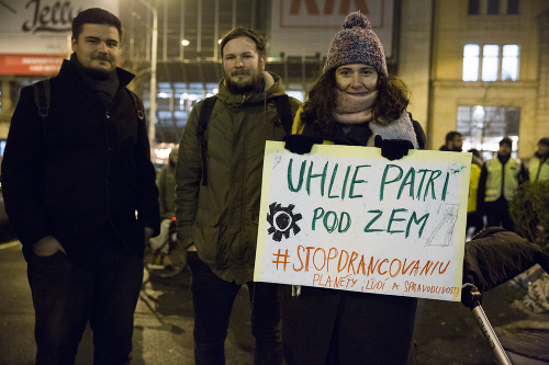Stovky ľudí sa na zhromaždení v Bratislave postavili na stranu obvinených aktivistov z Greenpeace.
