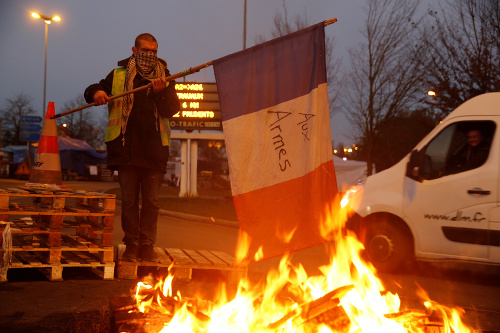 Demonštrant v žltej veste protestuje proti zvyšovaniu cien pohonných hmôt.