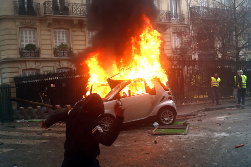 V Paríži prepukli násilnosti.