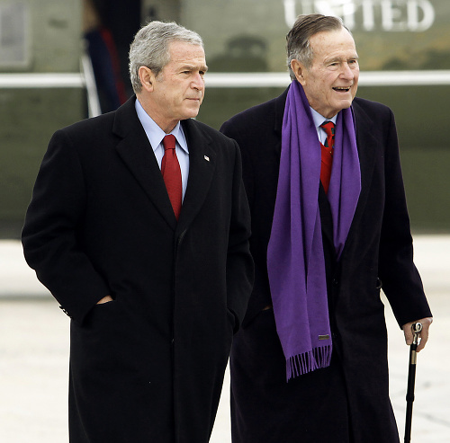 Bush st. (vpravo) zomrel v kruhu svojej rodiny.
