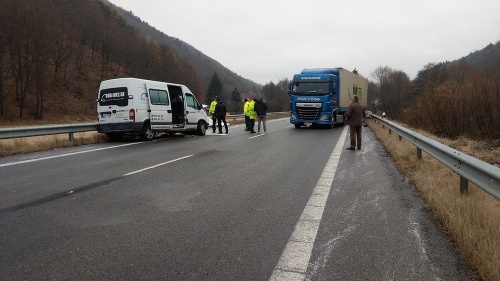 Smrteľná nehoda sa stala v okrese Žiar nad Hronom. 