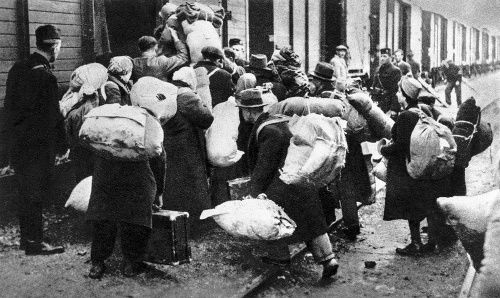 Transporty: Deportácie Židov do koncentrákov sa začali v r. 1942. Zahynulo tam okolo 70 000 slovenských Židov.