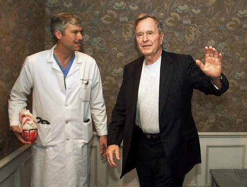 Exprezident George Bush st. so svojím kardiológom Markom Hausknechtom na snímke z roku 2000