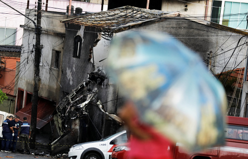 Lietadlo dopadlo na tri domy na predmestí v Sao Paolo.