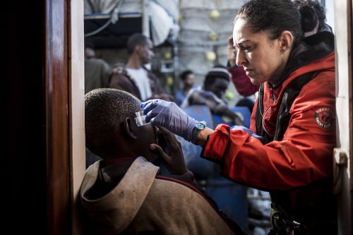 Zachránených migrantov na palube rybárskej lode ošetrili.