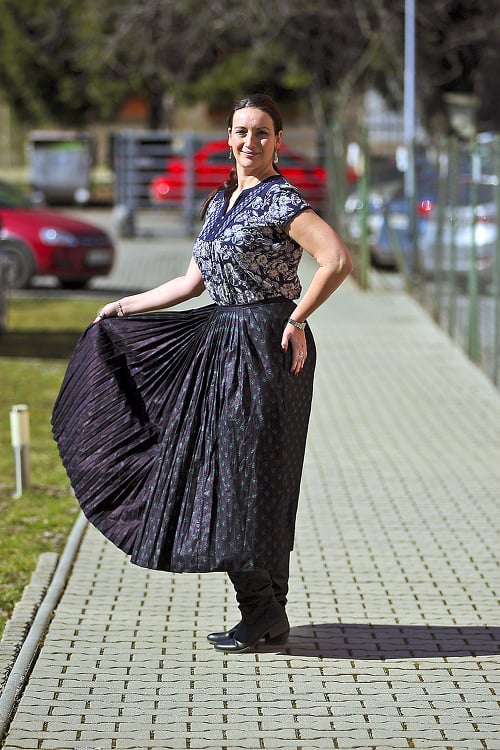 Libuša Jaďuďová v originálnej sukni s modrotlačou.