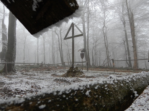 V katastri Čertižného sa nachádza viacero vojenských cintorínov