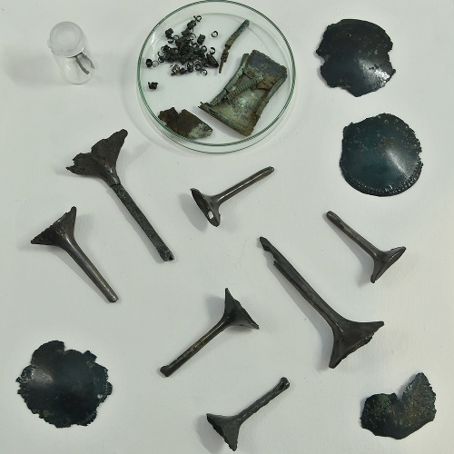 Poklad zo strednej až mladšej doby bronzovej, rôzne druhy šperkov našli s kúsočkami kože.