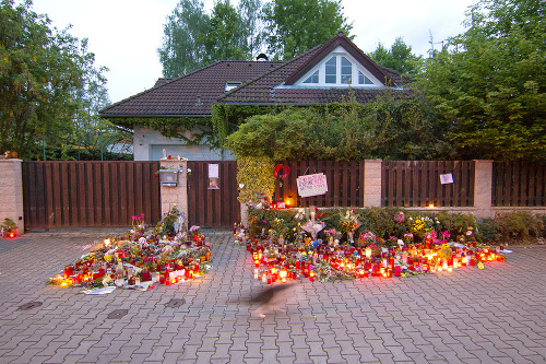 Bartošovej dom bol po tragickej udalosti obklopený sviečkami.