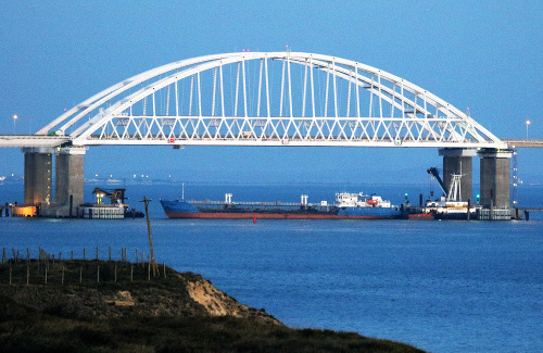 Rusi blokujú vstup do Azovského mora cez Kerčský priliv.