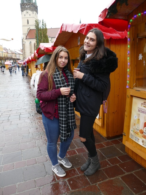 Daniela Mokrolúska (16, vľavo) s kamarátkou Sofiou Lichvárovou si užívali  jedlo aj atmosféru na trhoch.