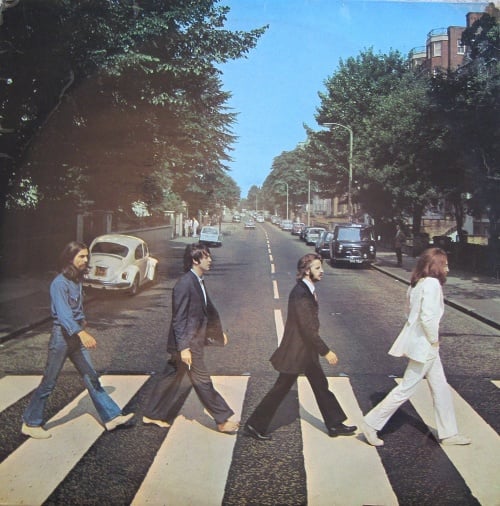Abbey road: Paul na obale tohto albumu kráča bosý, čo má znamenať,že je mŕtvy a nahradil ho dvojník.