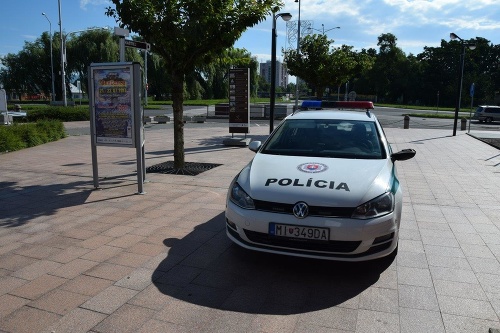 Jozef vyliezol a ľahol si na strechu policajného auta.