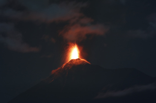 Sopka Fuego sa začala prebúdzať.