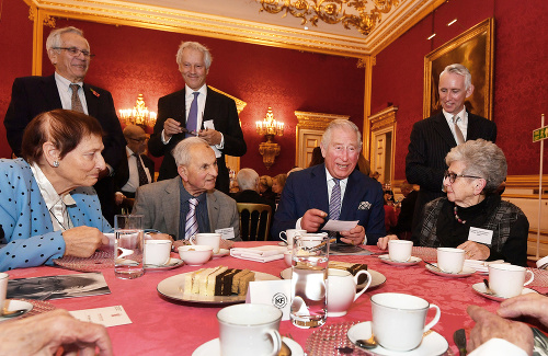 Princ Charles počas stretnutia s členmi Združenia židovských utečencov 