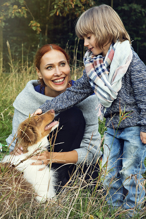 Fotografka Jana Keketi sa počas pauzy zabávala so svojím psíkom a so synom Moniky Hilmerovej, Leom.
