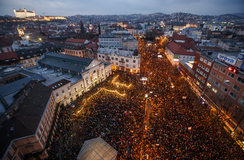 Na demonštráciach bolo v marci najviac ľudí od nežnej revolúcie.