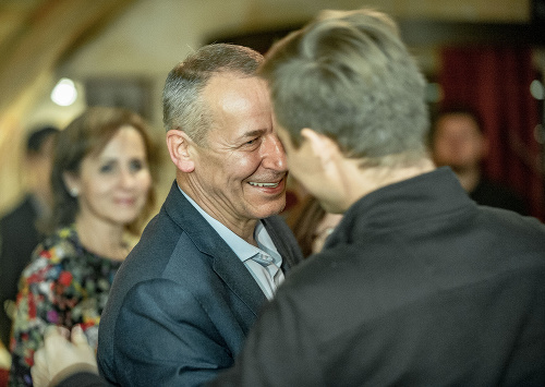 Komunálne voľby 2018: Ján Nosko (uprostred) reaguje na priebežné výsledky volieb.
