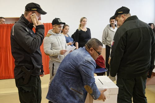 Polícia preveruje voliča na podnet predsedníčky okrskovej volebnej komisie vo volebnej miestnosti na košickom sídlisku Luník IX.