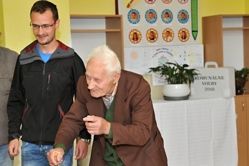 93-ročný volič Jozef Dávidík s vnukom vo volebnej miestnosti v obci Terchová. 