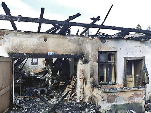 Čierna Lehota 19.10.2018, deň po požiari: Z domu Svačkovcov po mohutnom požiari zostalo torzo.