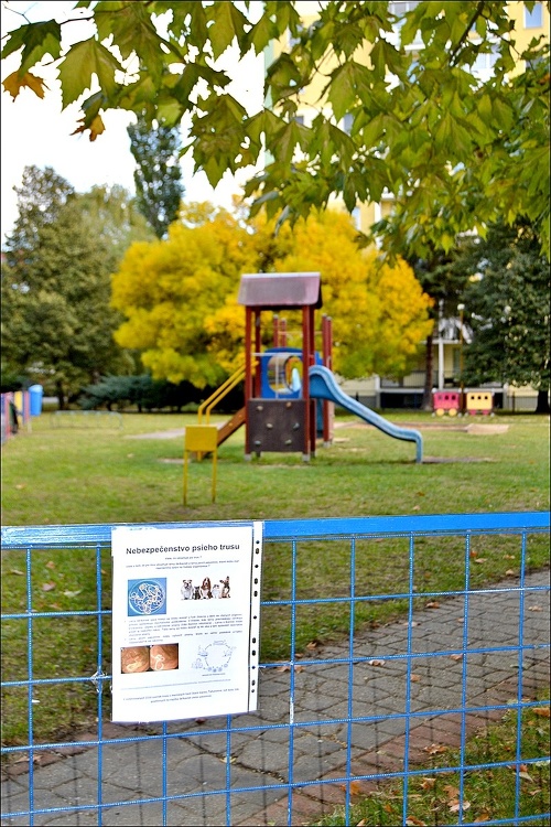 Plagáty v okolí  detských ihrísk museli ísť dolu.