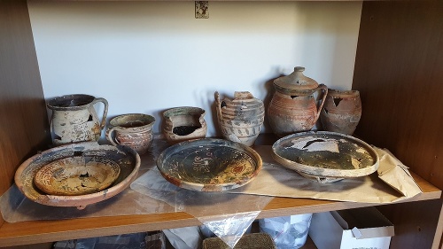 Nálezy keramiky z archeologického výskumu, ktorý prebiehal v podhradí hradu Fiľakovo.