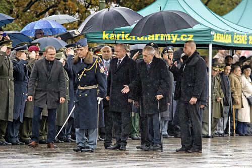 Vojenskú prehliadku sledovali aj prezidenti Kiska a Zeman.