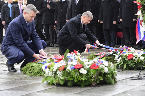 Premiéri Pellegrini a Babiš položili vence pri Národnom pamätníku na pražskom Vítkove.