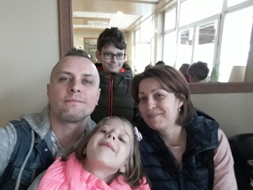 Daniel (38), Alexander (9), Tatiana (32) a Anastasia (6) Balogovci. 