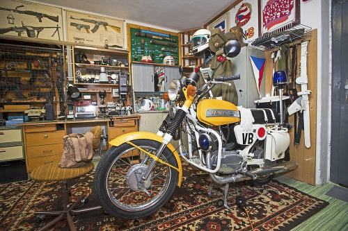 JAWA 350: Na túto motorku z roku 1982, , ktorú prerobil na esenbácku, je veľmi hrdý.