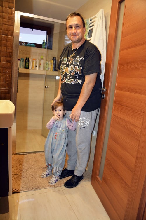 Otecko ukazuje s dcérkou Dorotkou (2) miesto, kde sa narodila najmladšia Paulínka. dina Štefan (51): Š rotkou (2) ladšia Pau SLOVENSKO 13 Štefan (51): www.cas s.k31.10. 2018 ulínka.
