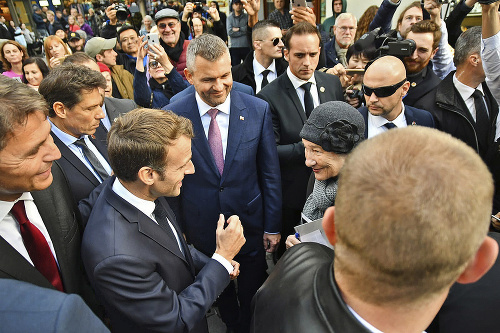 Popoludní sa s niektorými členmi vlády Macron prechádzal v centre Bratislavy.