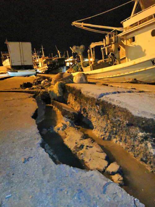 Zábery z prístavu zachytávali popraskaný a zvlnený chodník neďaleko zakotvených člnov.