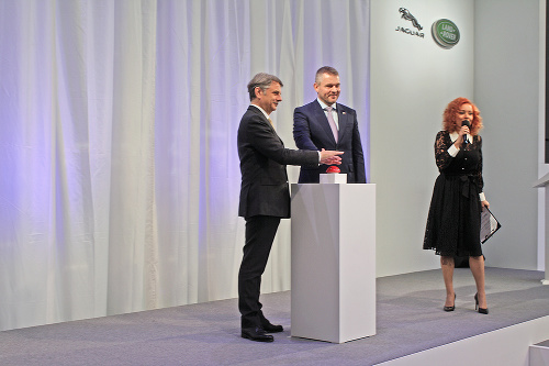 Ralf Speth, hlavný riaditeľ Jaguar Land Rover, a premiér SR Peter Pellegrini.