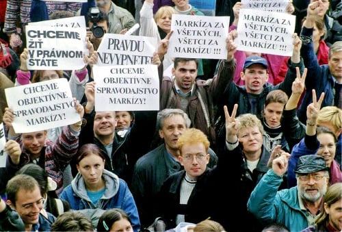 Kauza Gamatex: V auguste1998 Markízu obsadili Kočnerovi a Ághovi ochrankári. Televíziu prišli chrániť davy ľudí.