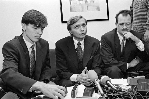 Syn prezidenta Michal Kováč ml. v októbri 1995 rozprával o únose po boku Tótha (vľavo), ktorý bol vtedy novinárom.